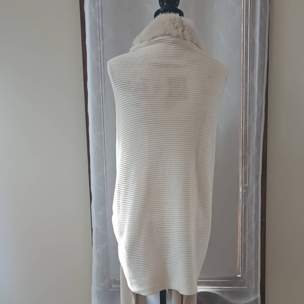 Chic Cream Women's Poncho with Faux Fur Trim - Picture 6 of 10
